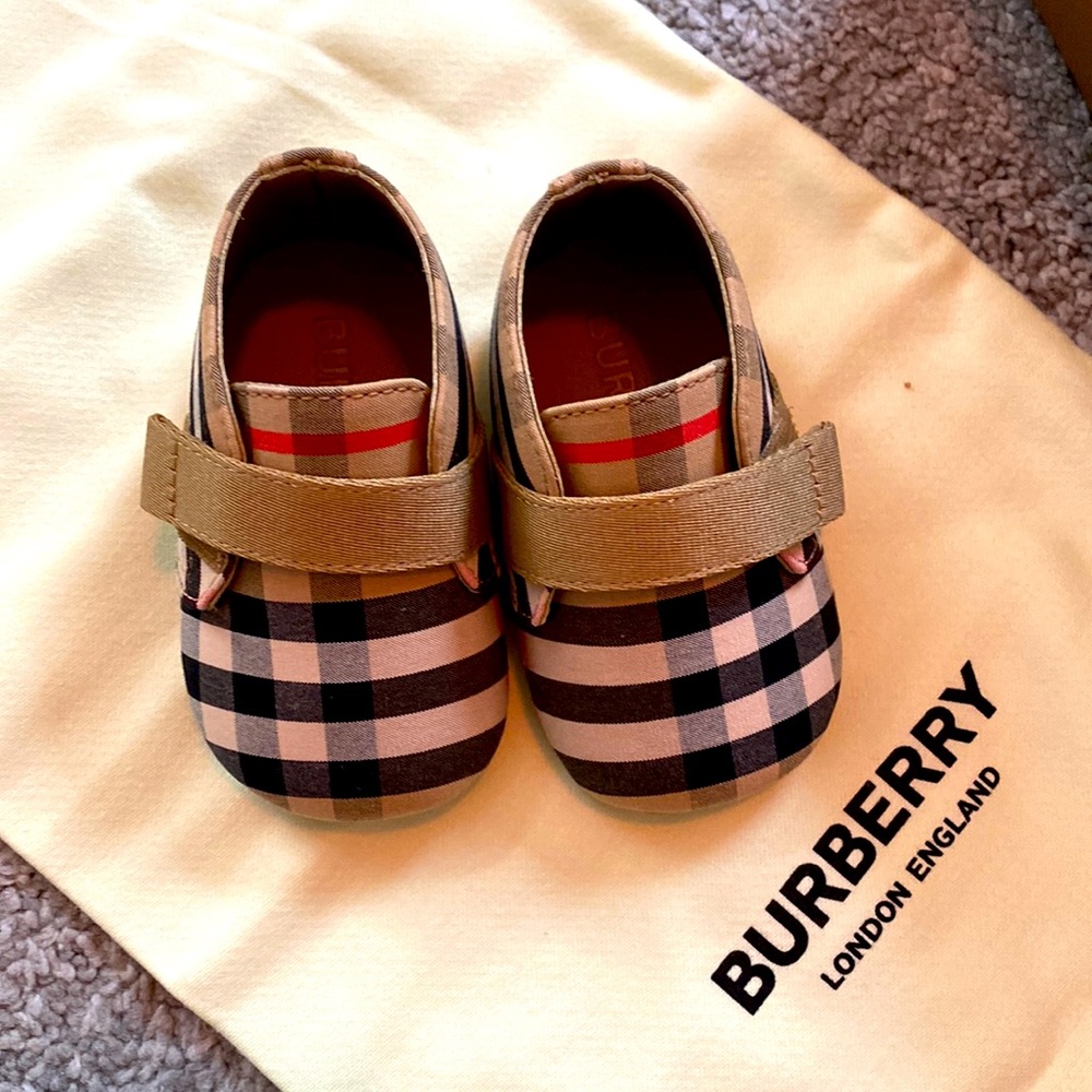 Burberry unisex baby booties size 0.
